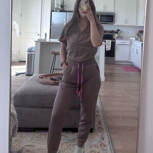 FIGS “smoky taupe” set